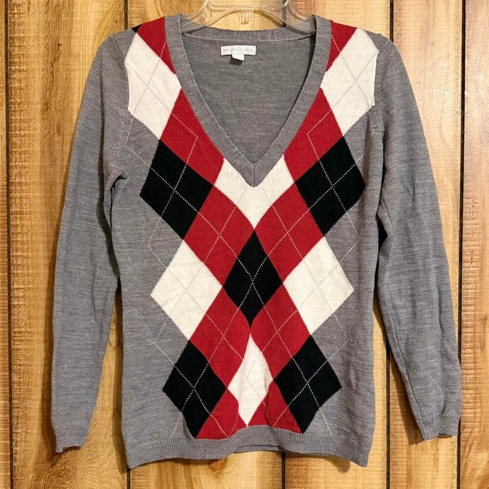 Early 2000s New York & Company v neck sweater size Small